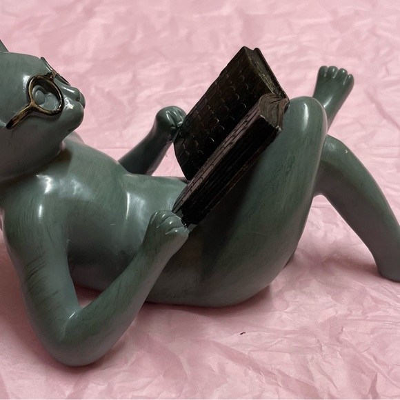 Chic Gray Cat Figurine with Glasses - Picture 3 of 3